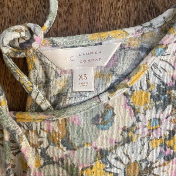 Women’s floral short sleeve top by LC Lauren Conrad size extra small - Picture 3 of 4